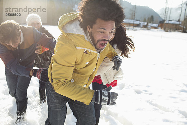 Freunde spielen im Schnee