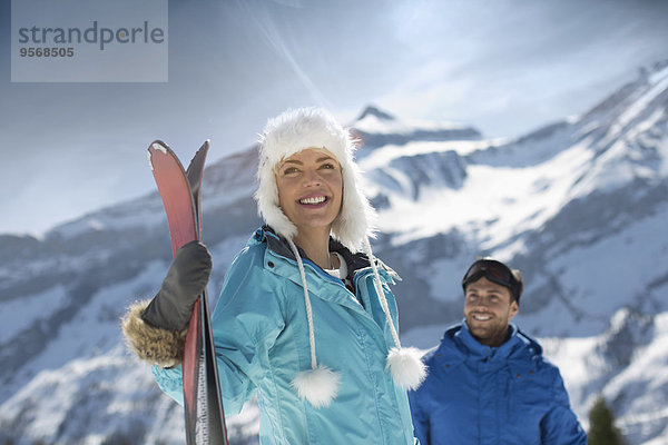 Paar mit Skiern am Berg