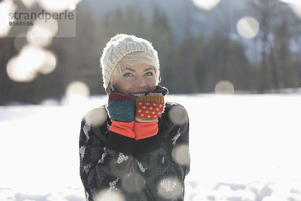 Porträt einer lächelnden Frau im Schnee