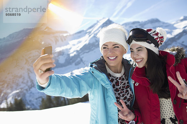 Freunde  die Selfie im Schnee nehmen