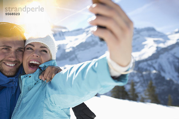 Pärchen  das sich selbst im Schnee aufnimmt