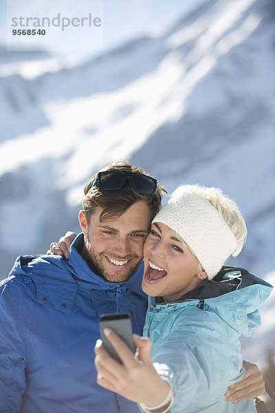 Pärchen  das sich selbst im Schnee aufnimmt