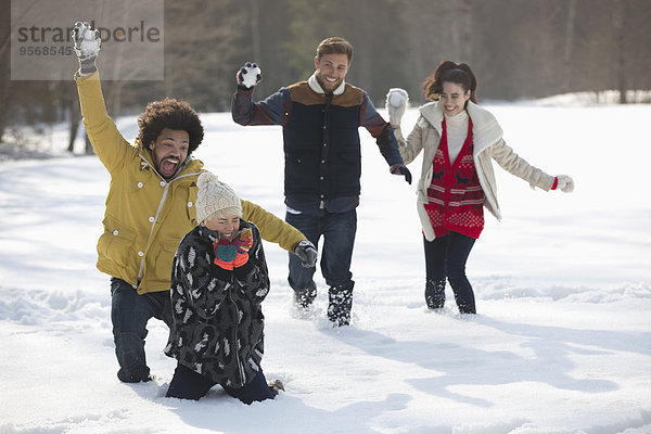 Freunde genießen Schneeballschlacht