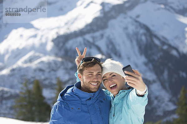 Pärchen  das sich selbst im Schnee aufnimmt