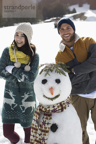 Porträt eines Paares mit Schneemann