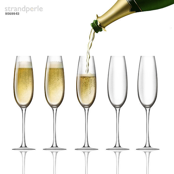 Champagner wird in Gläser gefüllt