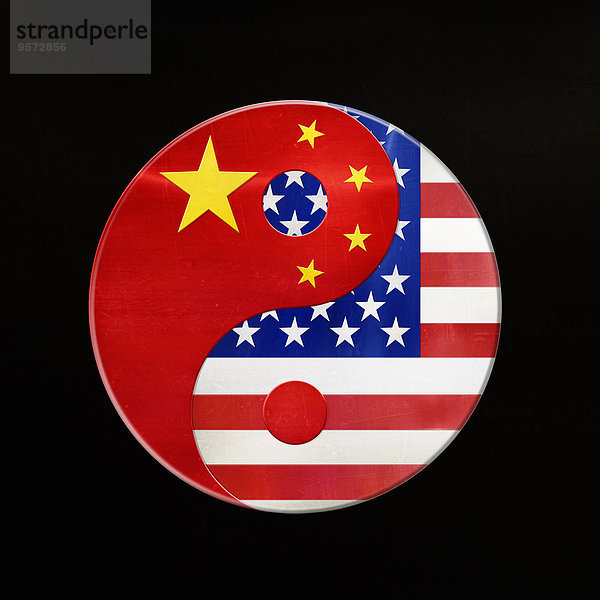 Amerikanische und chinesische Flagge als Yin und Yang-Symbol