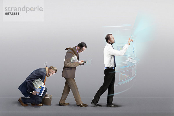 Drei Geschäftsmänner durchlaufen die Evolution mobiler Kommunikation