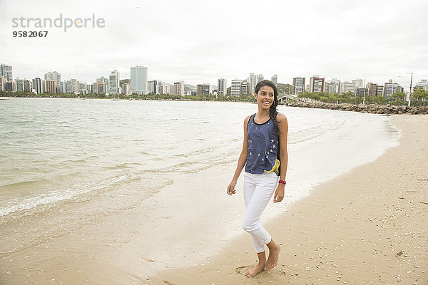 Städtisches Motiv Städtische Motive Straßenszene Frau lächeln gehen Strand