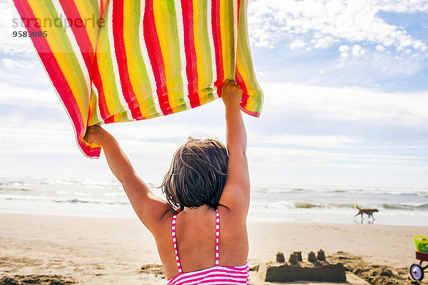 Europäer Frau Strand Handtuch Wind halten