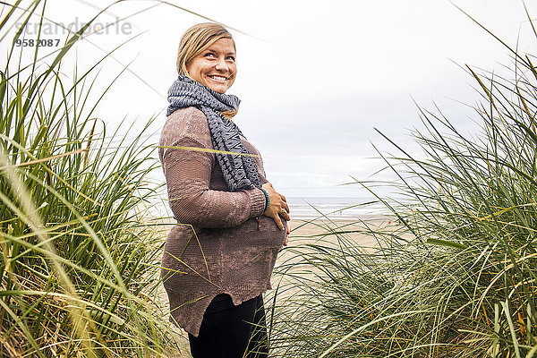 Europäer Frau Strand halten Schwangerschaft