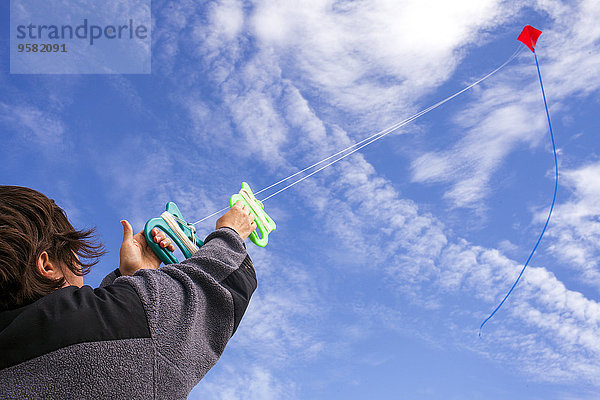 niedrig fliegen fliegt fliegend Flug Flüge Europäer Mann Himmel blau Ansicht Flachwinkelansicht Winkel