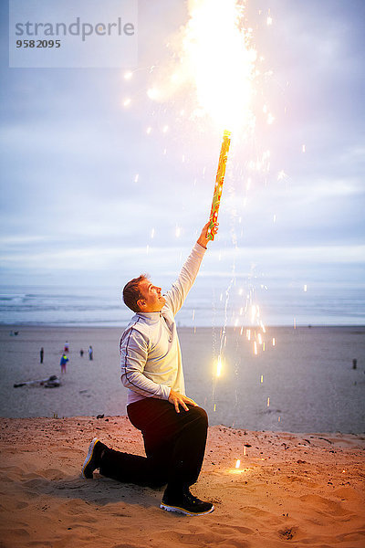 Europäer Mann Strand halten Feuerwerk