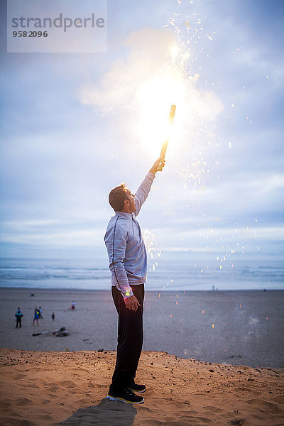 Europäer Mann Strand halten Feuerwerk