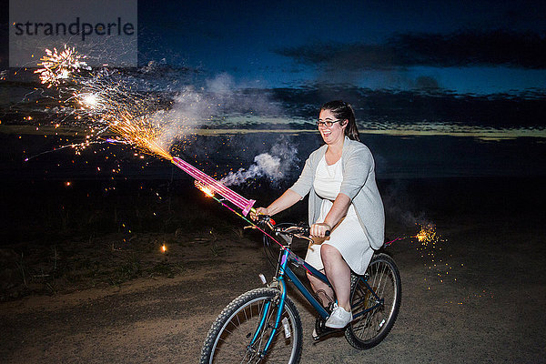 Frau Nacht halten Fahrrad Rad Feuerwerk