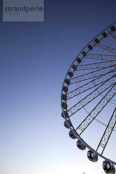 niedrig Himmel blau Ansicht Flachwinkelansicht Riesenrad Winkel Rad