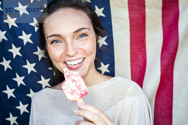 nahe Europäer Frau Eis Fahne amerikanisch essen essend isst Sahne