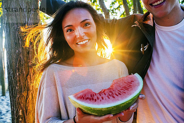 Europäer Sonnenuntergang Wassermelone essen essend isst