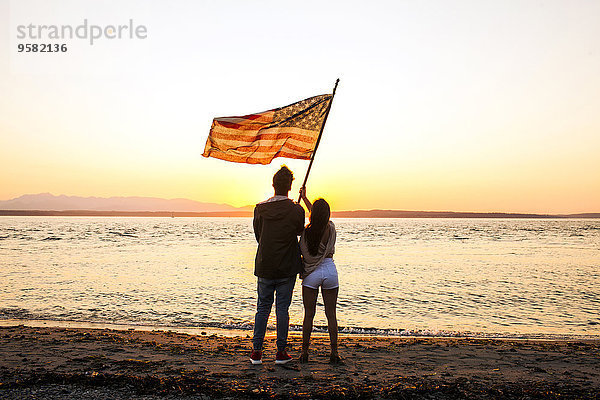 Europäer Strand halten Fahne amerikanisch