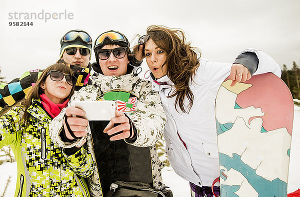 Europäer Snowboard Freundschaft nehmen