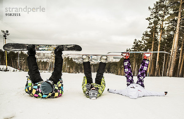 liegend liegen liegt liegendes liegender liegende daliegen Europäer Snowboardfahrer heben Schnee