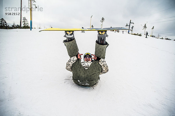 liegend liegen liegt liegendes liegender liegende daliegen Europäer Snowboardfahrer heben Schnee