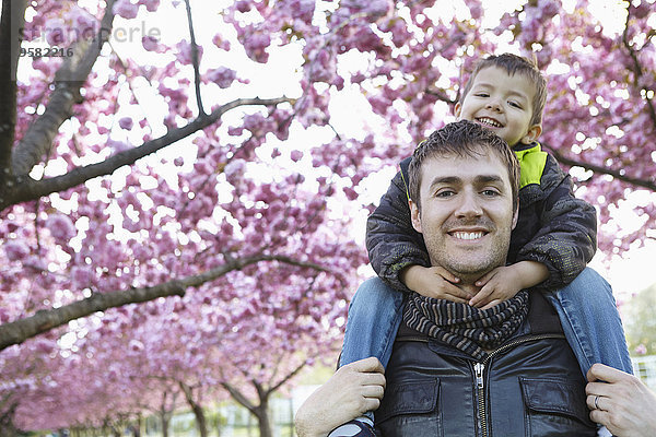 tragen Menschlicher Vater Sohn Menschliche Schulter Schultern