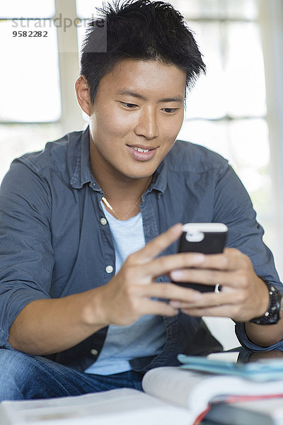 Handy benutzen Mann südkoreanisch Hausaufgabe
