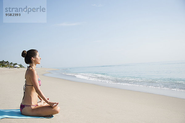 Europäer Frau Strand Meditation