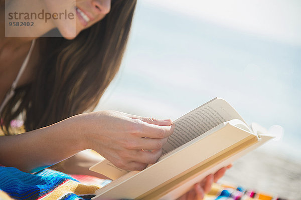 Europäer Frau Buch Strand Taschenbuch vorlesen