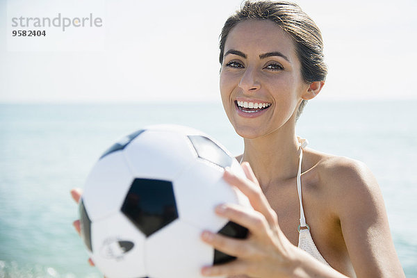 Europäer Frau Strand halten Fußball Ball Spielzeug