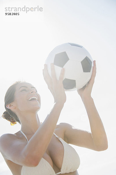 Außenaufnahme Europäer Frau halten Fußball Ball Spielzeug freie Natur