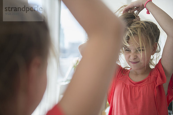 Europäer Mädchen Haar Spiegel spielen