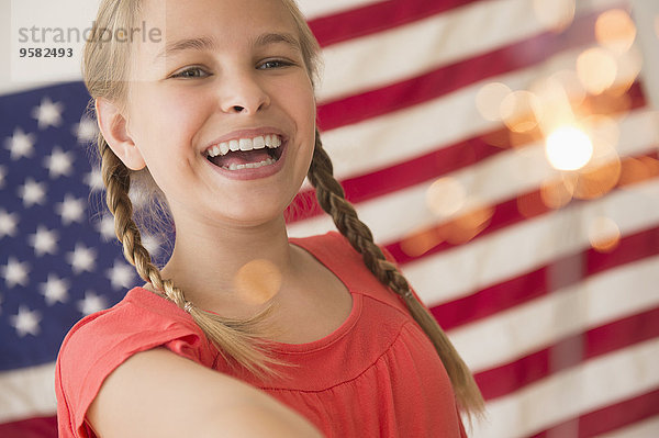 Europäer halten Fahne amerikanisch Mädchen Wunderkerze