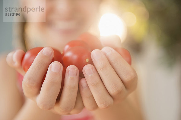Europäer halten Close-up Tomate handvoll Mädchen