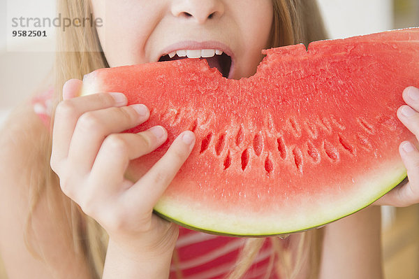 Europäer Scheibe Wassermelone groß großes großer große großen essen essend isst Mädchen