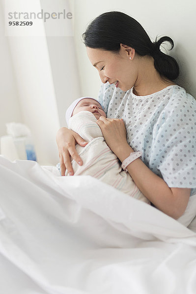 Neugeborenes neugeboren Neugeborene Krankenhaus halten Bett Mutter - Mensch Baby