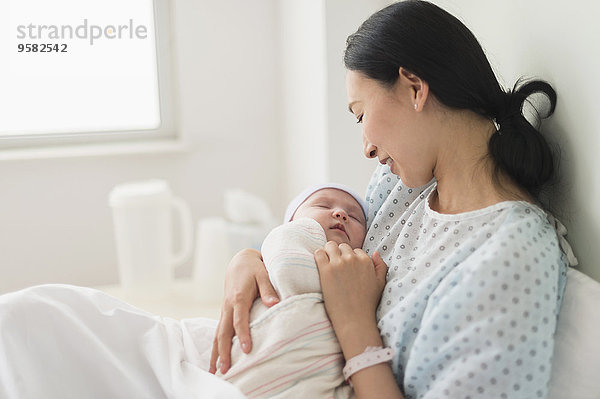 Neugeborenes neugeboren Neugeborene Krankenhaus halten Mutter - Mensch Baby