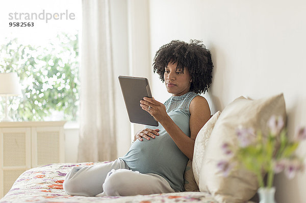 benutzen Bett Schwangerschaft amerikanisch Tablet PC Mutter - Mensch