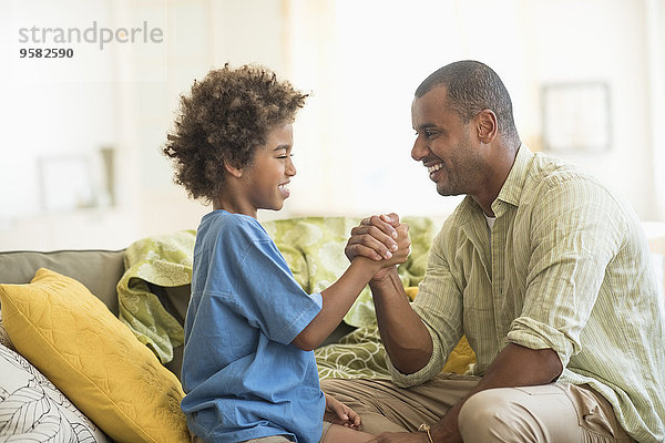 Menschlicher Vater Sohn Zimmer Ringen Wohnzimmer