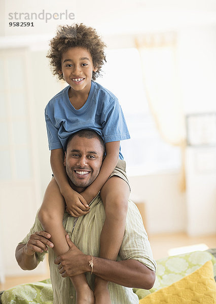 tragen Menschlicher Vater Sohn Zimmer Menschliche Schulter Schultern Wohnzimmer