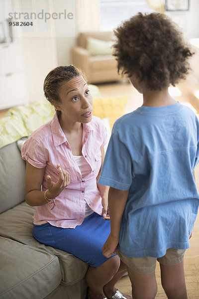 sprechen Sohn Zimmer Wohnzimmer Mutter - Mensch