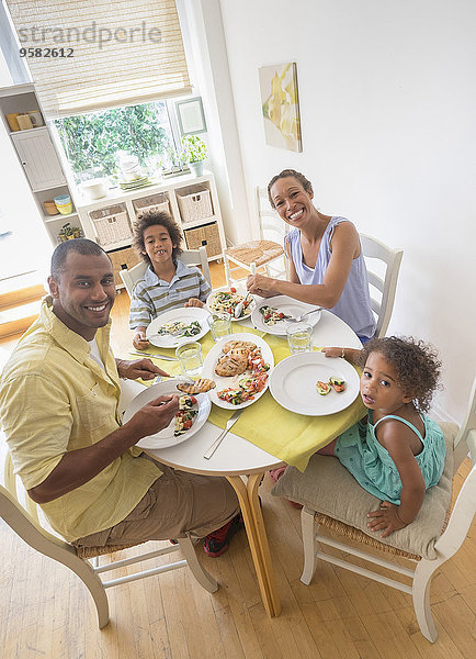 lächeln am Tisch essen Zimmer mischen Tisch Mixed