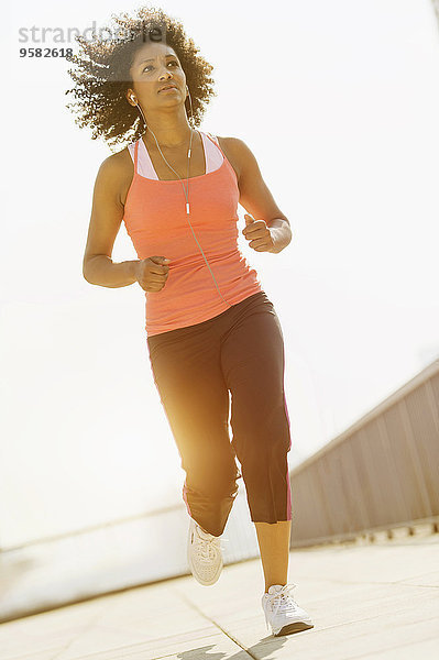 Außenaufnahme Frau mischen joggen Mixed freie Natur