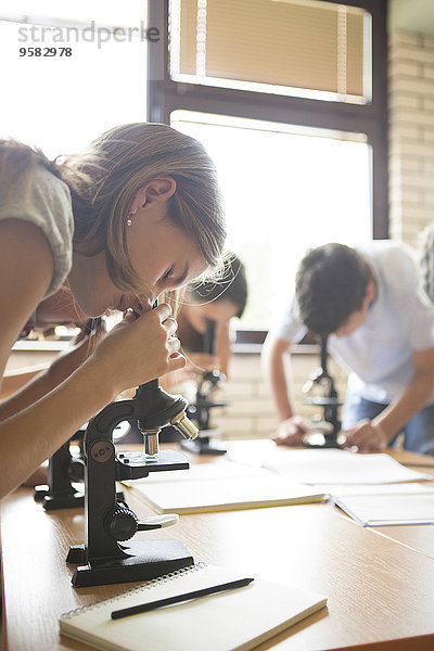 benutzen Student Mikroskop Wissenschaft