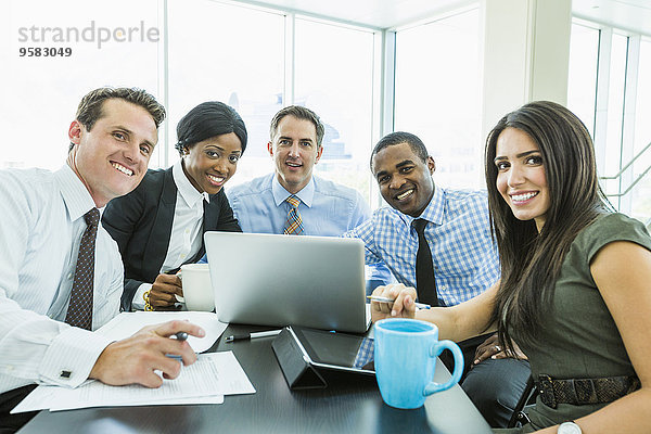 Mensch Menschen lächeln Geschäftsbesprechung Besuch Treffen trifft Business