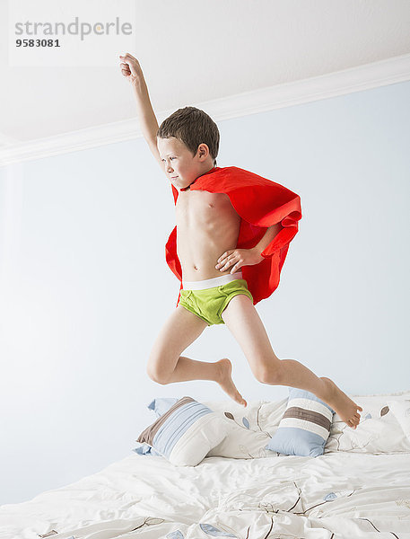 Europäer Junge - Person Superheld Bett spielen