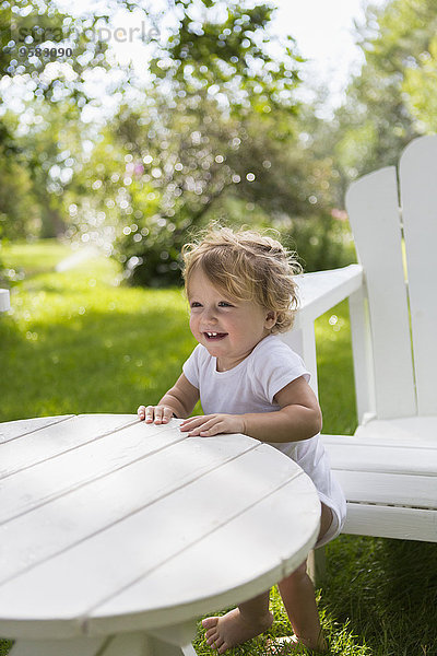 stehend Europäer Junge - Person Garten Tisch Baby Hinterhof