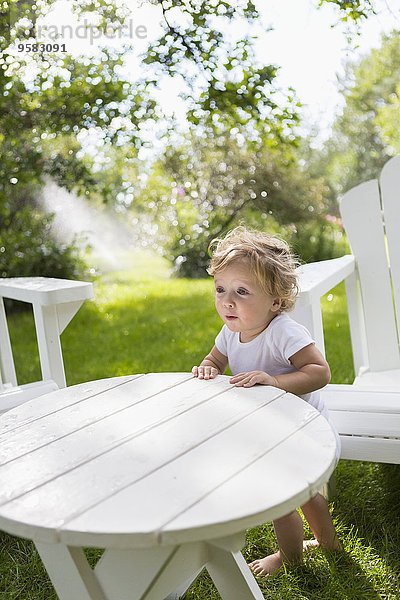 sitzend Europäer Junge - Person Garten Tisch Baby Hinterhof