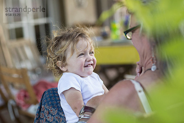 Außenaufnahme Europäer lächeln Großmutter Enkelsohn Baby freie Natur